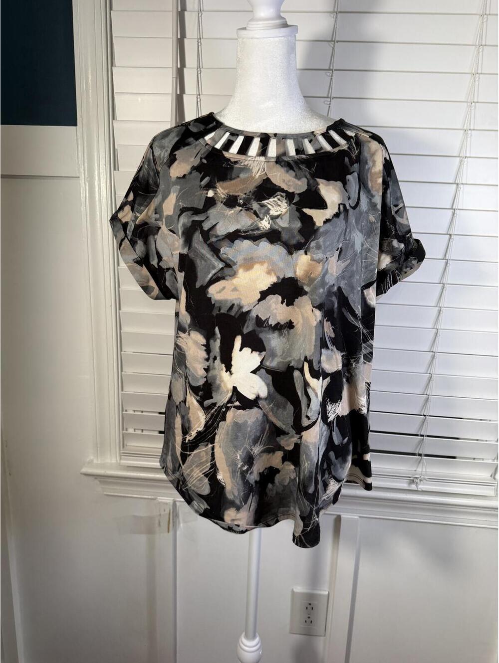 Ava & Grace Abstract Floral Blouse Size M Short Sleeve Lattice Caged Neckline